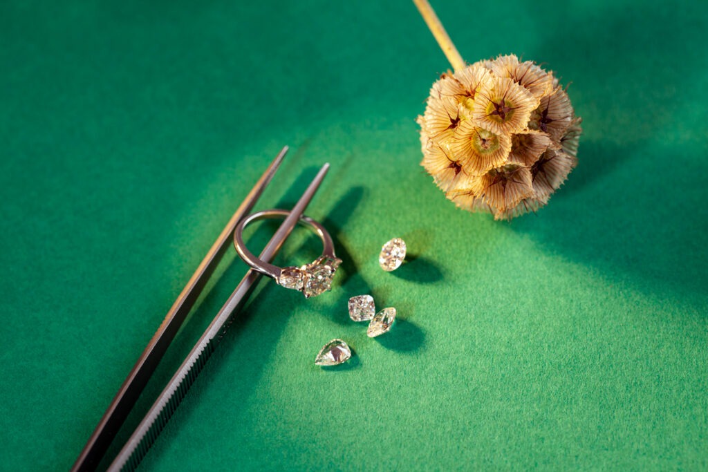 Bague de fiançailles sur-mesure à Paris