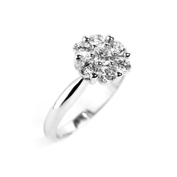 Effet mille feux pour la bague diamants Marguerite en or blanc, florale et romantique.