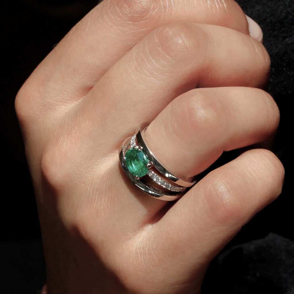 Bague de fiançailles émeraude diamants or blanc Chenonceau Compagnie des Gemmes Paris
