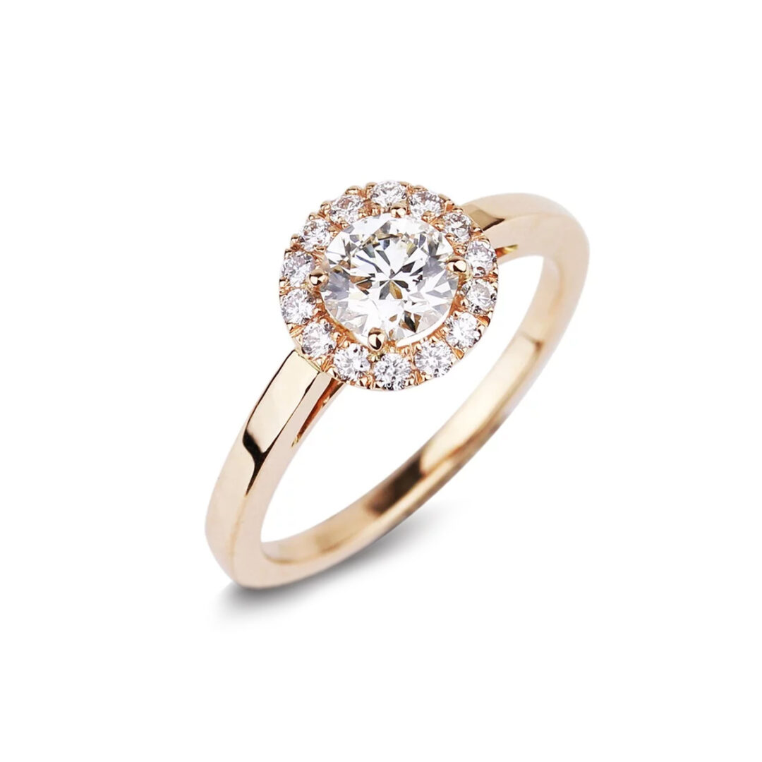 Bague de fiançailles en or rose sertie d'un diamant central rond avec un entourage de diamants.