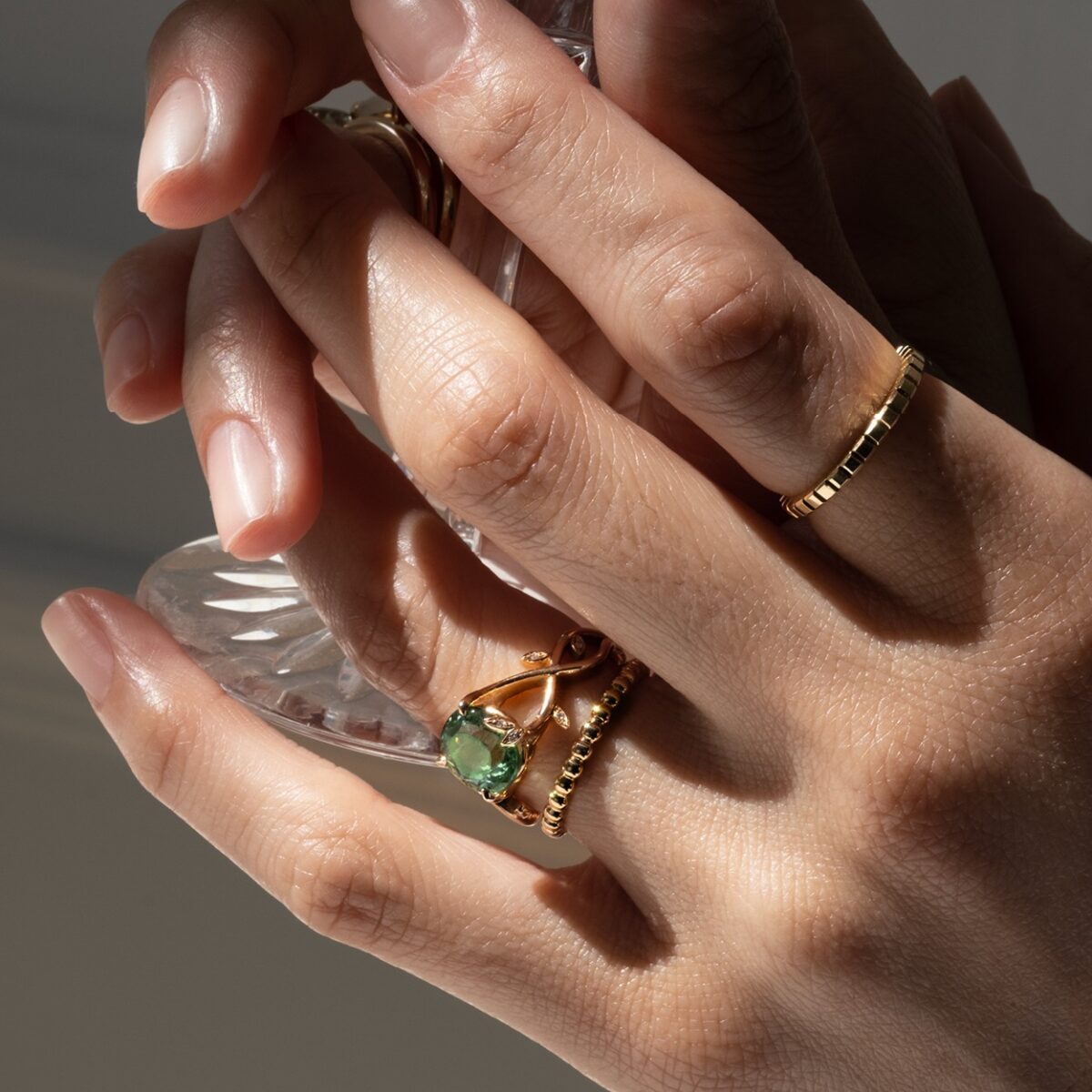 Bague tourmaline verte et or rose accompagnée d'alliance motif carré d'or