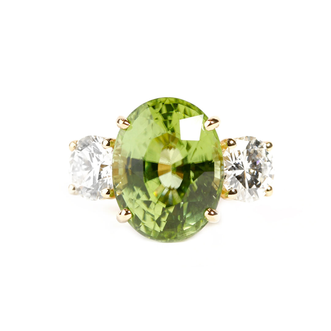 Bague de fiançailles pierre fines d'exception péridot ovale et deux diamants taille brillant généreux
