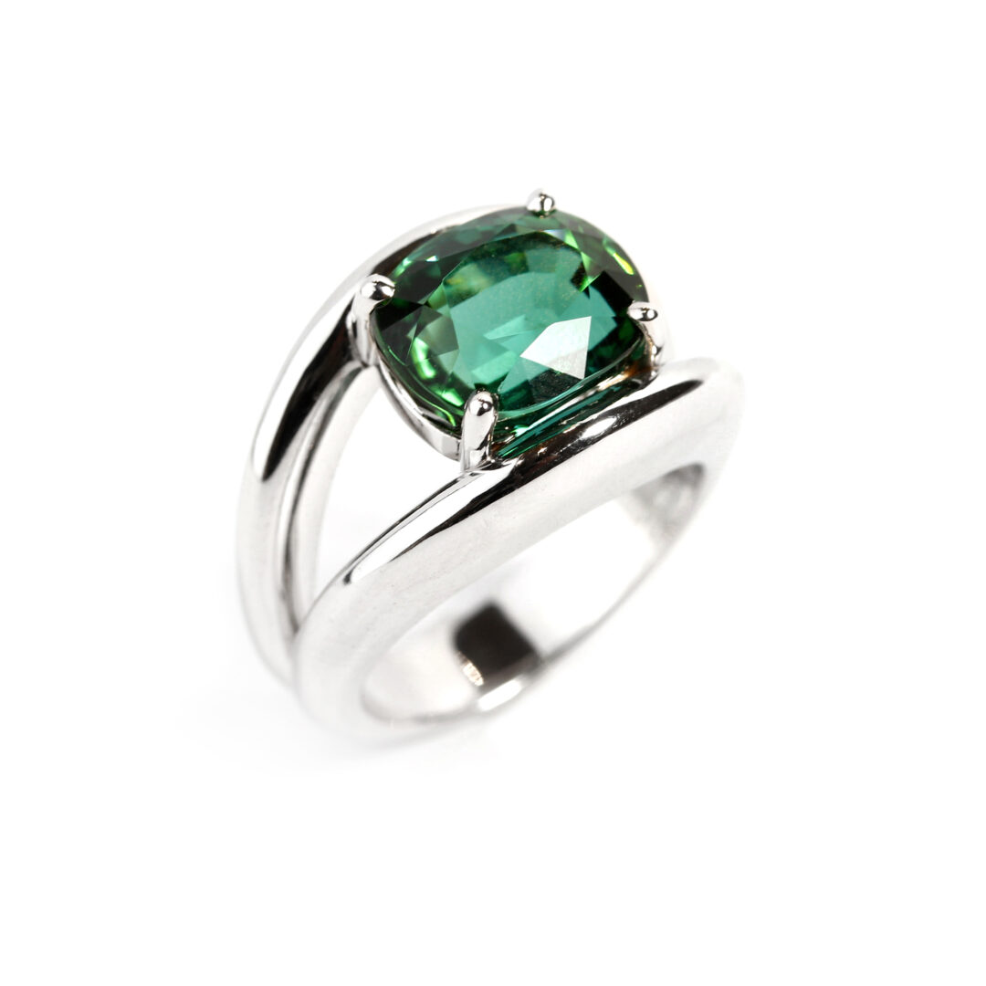 Bague tourmaline verte taille coussin de 5,24 carats croquée entre deux anneaux d'or blanc 18K - Compagnie des Gemmes Paris