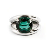 Bague tourmaline verte taille coussin de 5,24 carats croquée entre deux anneaux d'or blanc 18K - Compagnie des Gemmes Paris