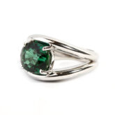 Bague tourmaline verte taille coussin de 5,24 carats croquée entre deux anneaux d'or blanc 18K - Compagnie des Gemmes Paris