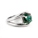 Bague tourmaline verte taille coussin de 5,24 carats croquée entre deux anneaux d'or blanc 18K - Compagnie des Gemmes Paris