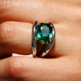 Bague tourmaline verte taille coussin de 5,24 carats croquée entre deux anneaux d'or blanc 18K - Compagnie des Gemmes Paris