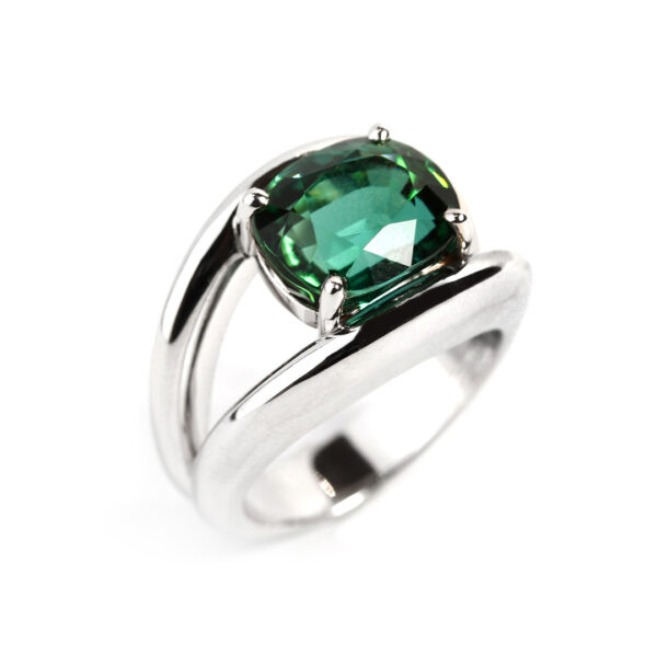 Bague tourmaline verte taille coussin de 5,24 carats croquée entre deux anneaux d'or blanc 18K - Compagnie des Gemmes Paris