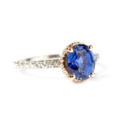Bague de fiançailles saphir fin entourage diamants or rose sur anneau diamants or blanc