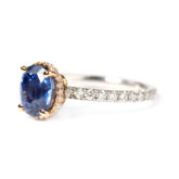 Bague de fiançailles saphir fin entourage diamants or rose sur anneau diamants or blanc