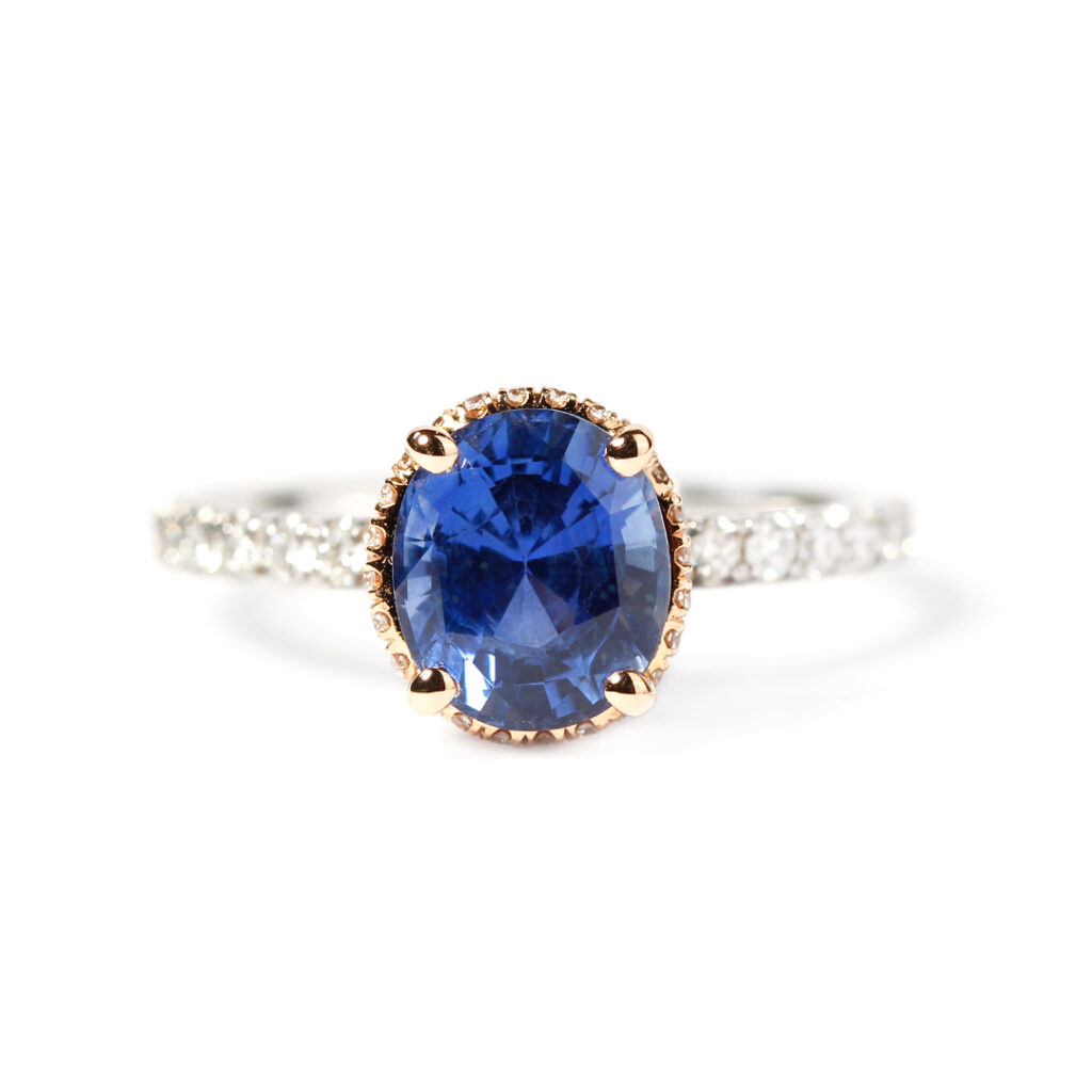 Bague de fiançailles saphir fin entourage diamants or rose sur anneau diamants or blanc