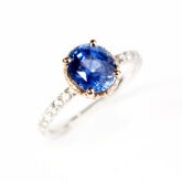 Bague de fiançailles saphir fin entourage diamants or rose sur anneau diamants or blanc