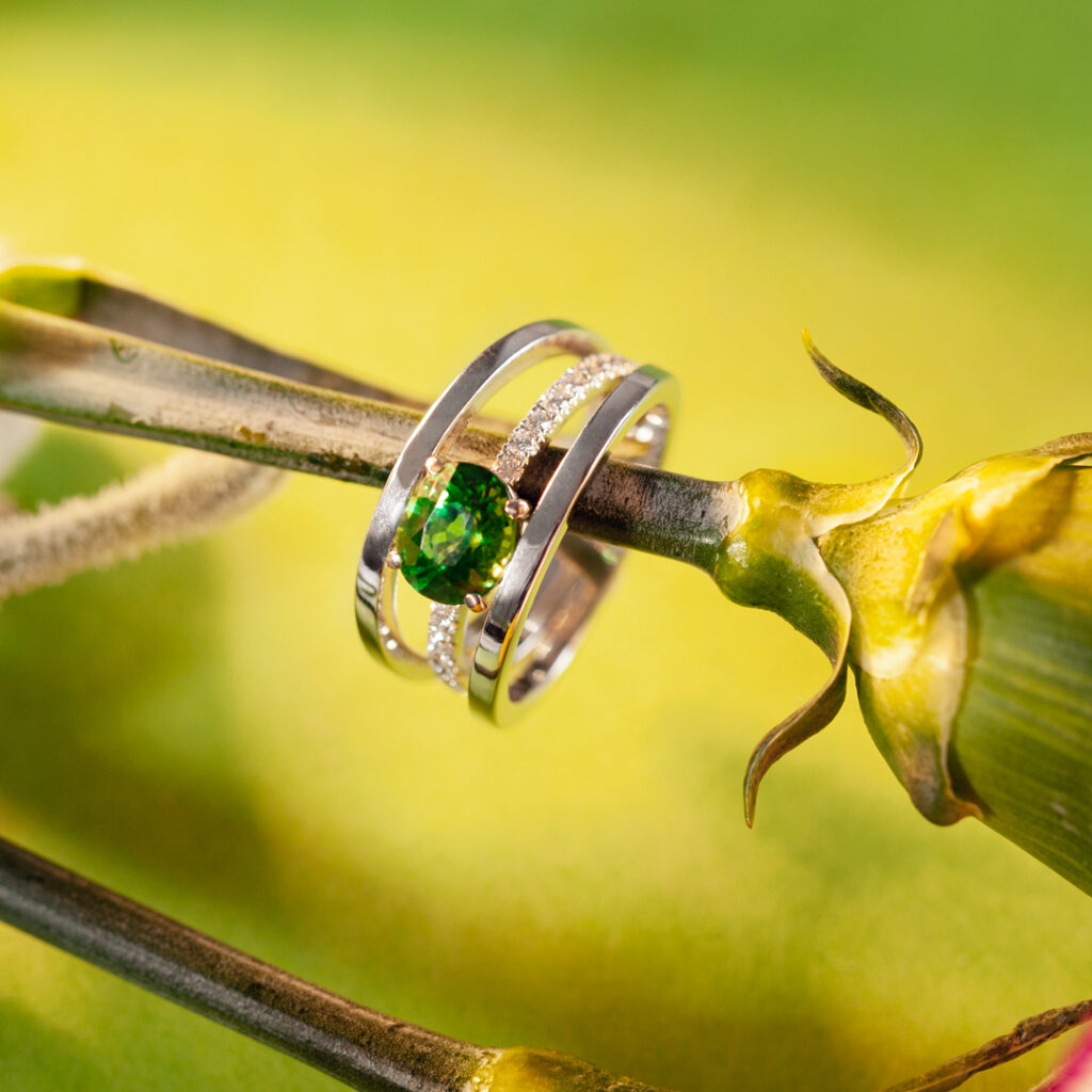 Bague trois anneaux or blanc et diamants serti d'un grenat tsavorite ovale Compagnie des Gemmes joaillier à Paris