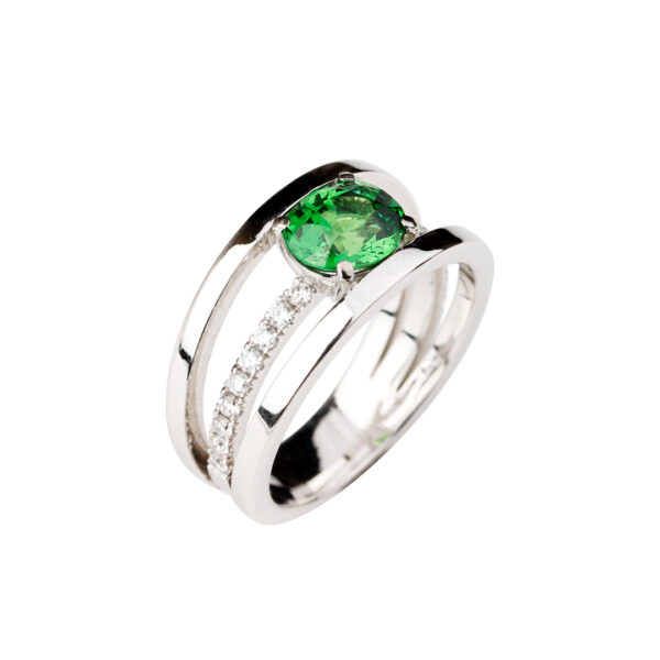 Bague trois anneaux or blanc et diamants serti d'un grenat tsavorite ovale Compagnie des Gemmes joaillier à Paris