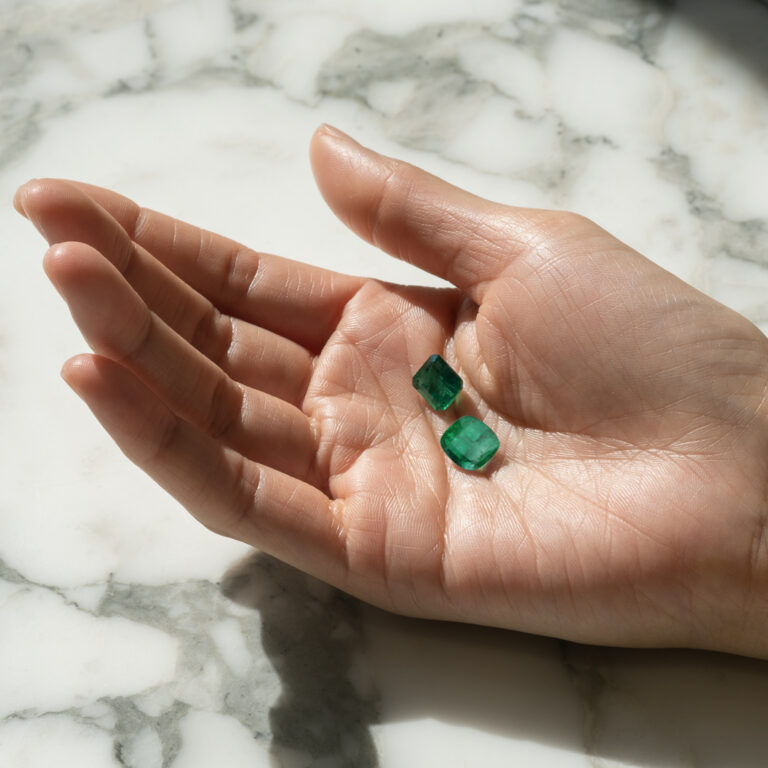 Émeraude pour création de bague de fiançailles sur mesure à la Compagnie des Gemmes