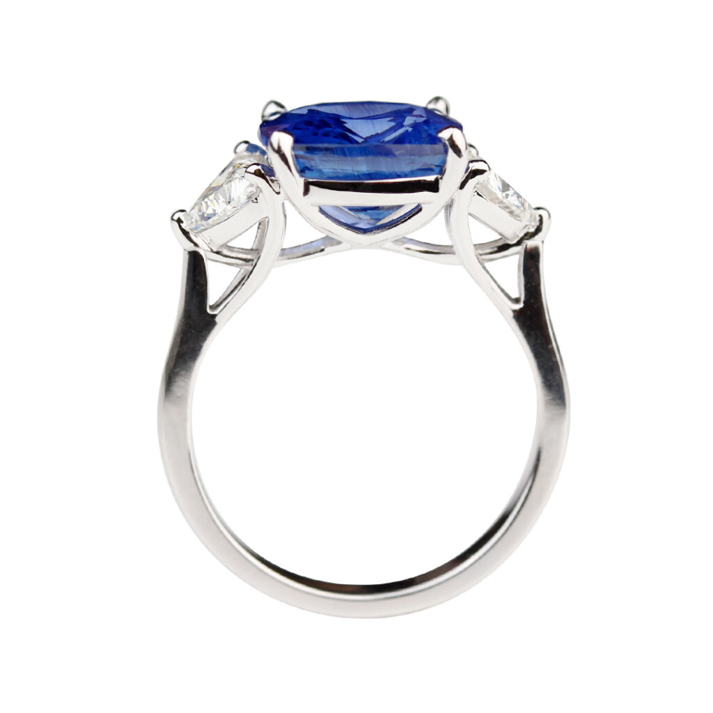 Bague saphir coussin épaulé de deux diamants taille trillion - bague sur-mesure Compagnie des Gemmes Paris