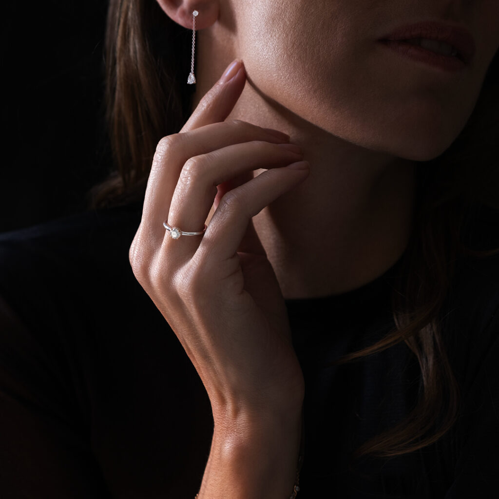 Solitaire diamants et Boucles d'oreilles diamants poire en or blanc Compagnie des Gemmes