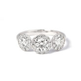Bague trilogie 3 diamants entourage diamants or blanc 18K Compagnie des Gemmes joaillier à Paris