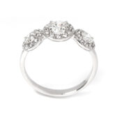 Bague trilogie 3 diamants entourage diamants or blanc 18K Compagnie des Gemmes joaillier à Paris