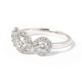 Bague trilogie 3 diamants entourage diamants or blanc 18K Compagnie des Gemmes joaillier à Paris