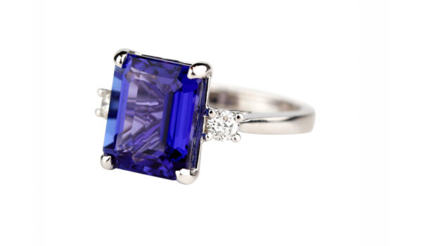 Bague tanzanite taille rectangle diamants or blanc 18K Compagnie des Gemmes joaillier à Paris