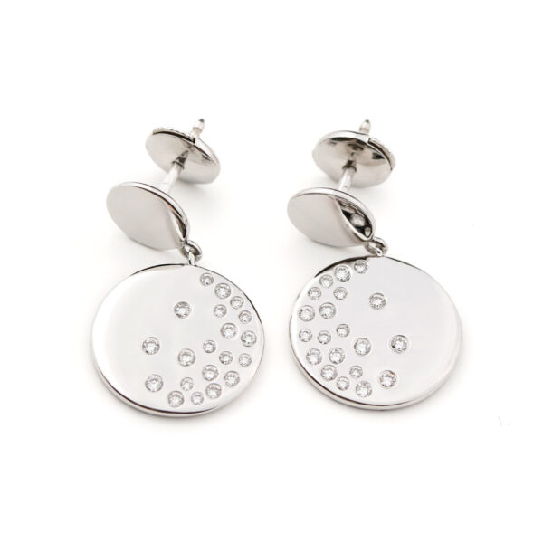 Boucles d'oreilles parsemés de diamants en or blanc Compagnie des gemmes Joaillier à Paris