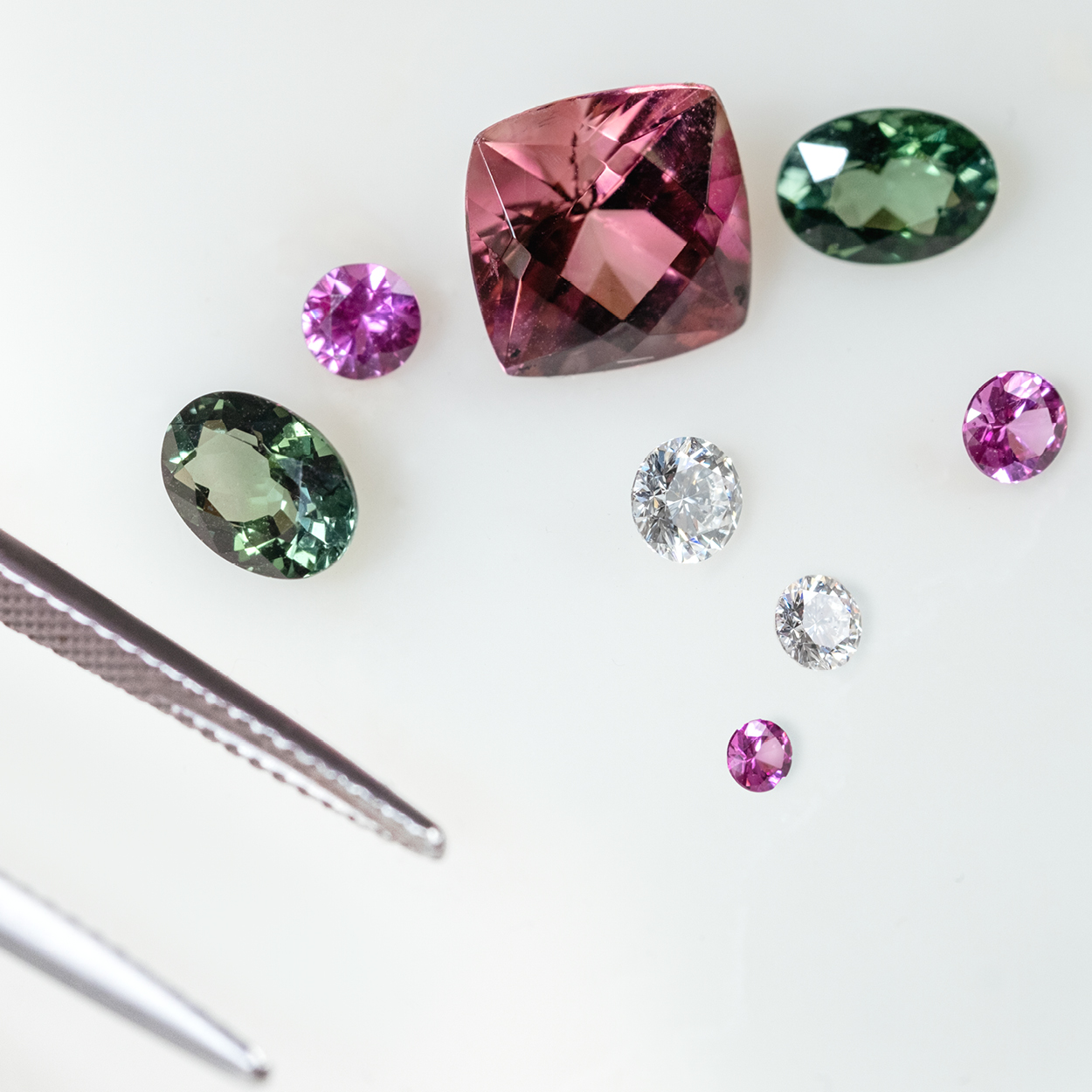 Pierres précieuses pour création de bague sur mesure Compagnie des Gemmes joaillier à Paris
