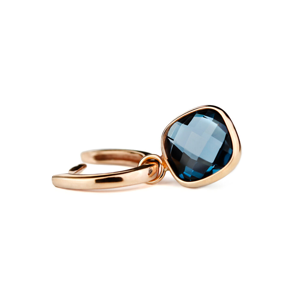 Boucles d'oreilles créoles topazes Blue London serties or rose Poppy Blue par Cesare Pompanon à la Compagnie des Gemmes