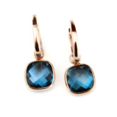 Boucles d'oreilles créoles topazes Blue London serties or rose Poppy Blue par Cesare Pompanon à la Compagnie des Gemmes