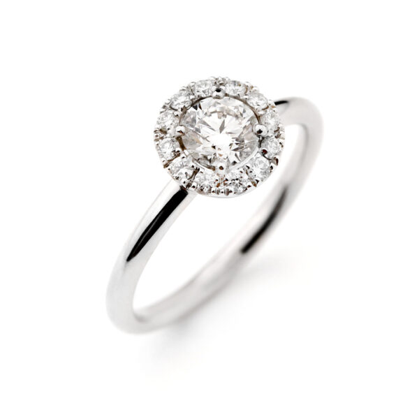 Bague de fiançailles en platine avec diamant rond central et entourage de diamants.