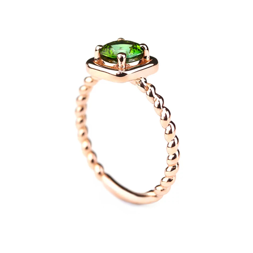Bague tourmaline vert ronde serti sur un plateau en or rose et un anneau torsadé Compagnie des Gemmes joaillier à Paris