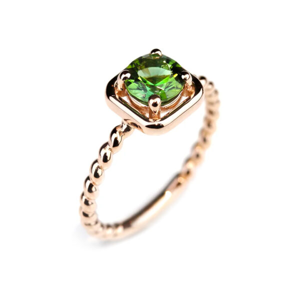 Bague tourmaline vert ronde serti sur un plateau en or rose et un anneau torsadé Compagnie des Gemmes joaillier à Paris