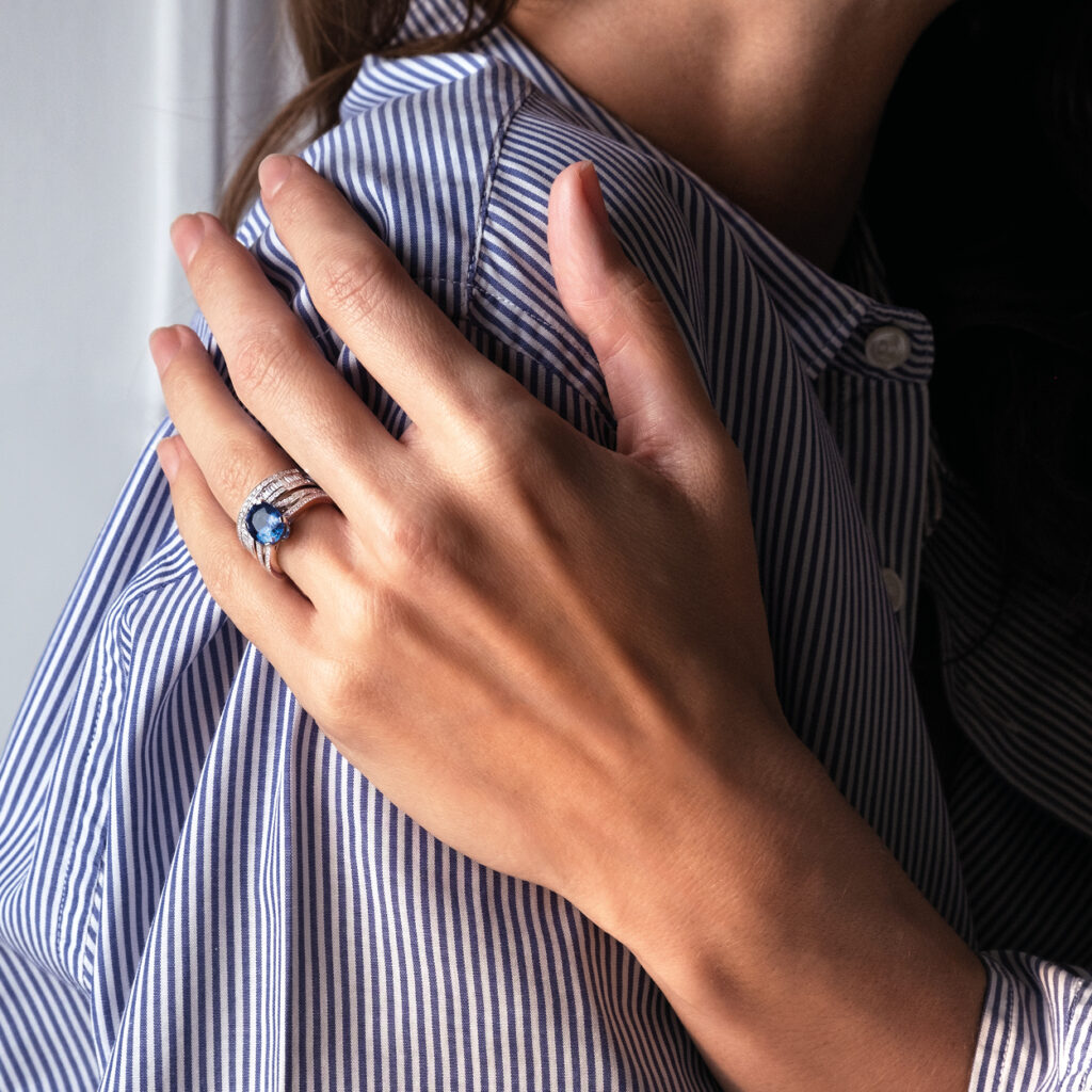 Bague saphir ovale et diamants en or blanc Collection Villandry Compagnie des Gemmes