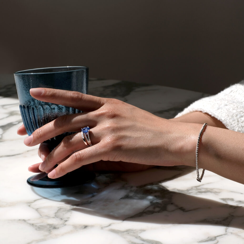 Bague saphir ovale et diamants en or blanc Collection Villandry Compagnie des Gemmes