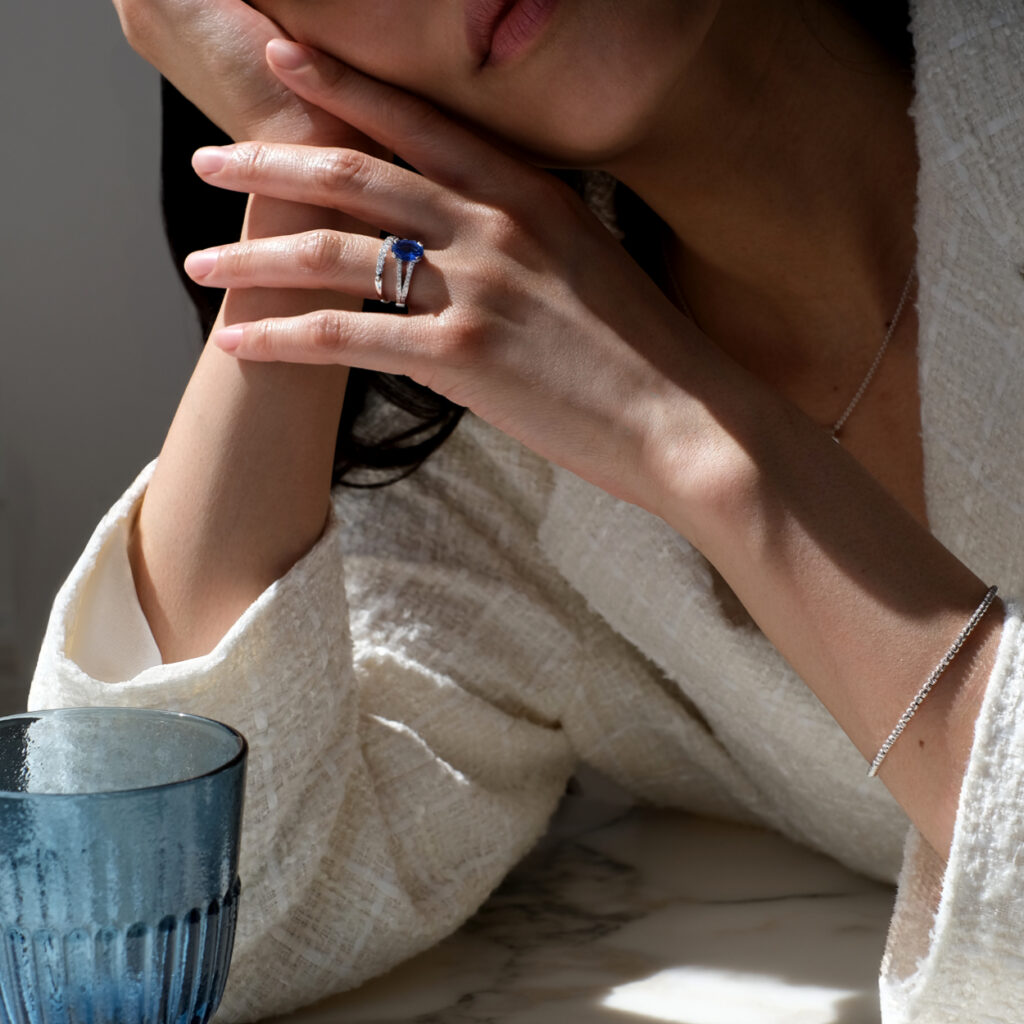 Bague saphir ovale et diamants en or blanc Collection Villandry Compagnie des Gemmes et bracelet or blanc Luciole