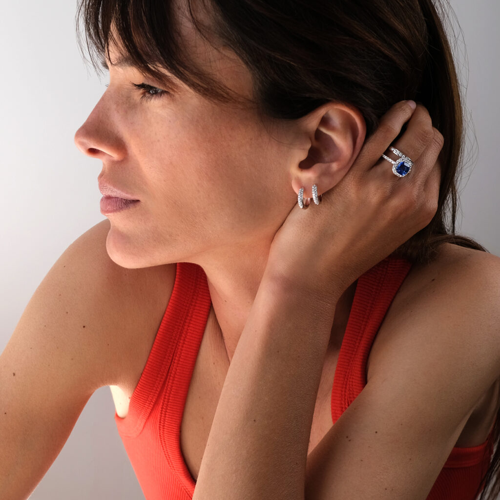 Bague de fiançailles saphir, Alliance diamants et or blanc, Boucles d'oreilles créoles diamants et or blanc Compagnie des Gemmes