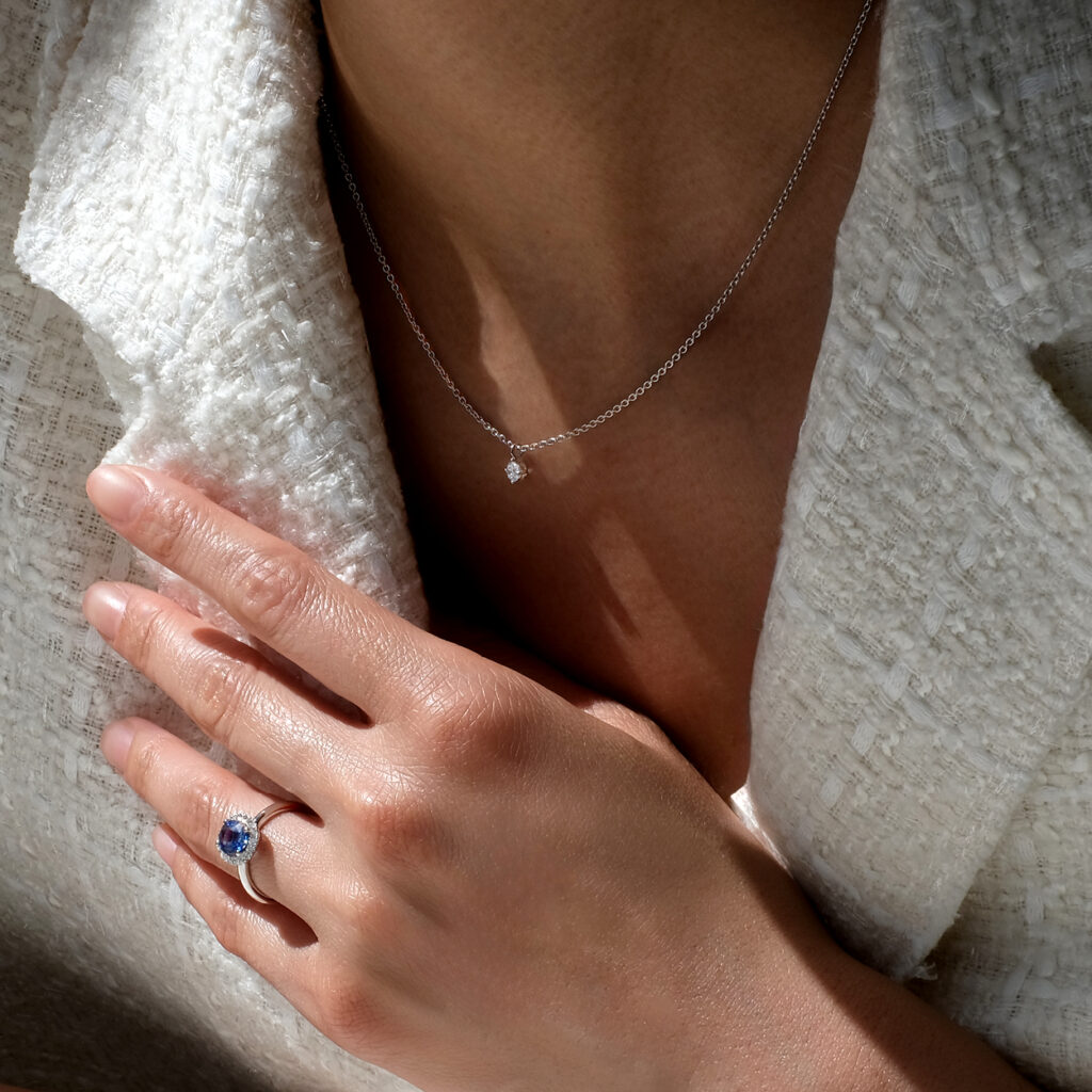 Bague saphir bleu ovale et entourage diamants