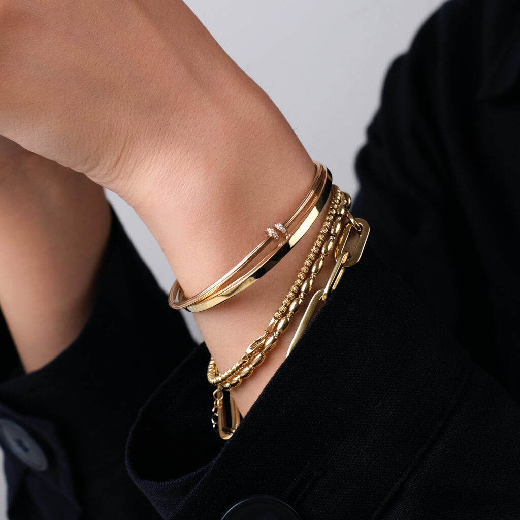 Bracelets en or jaune 18K, joncs et mailles fines, créations joaillières Compagnie des Gemmes