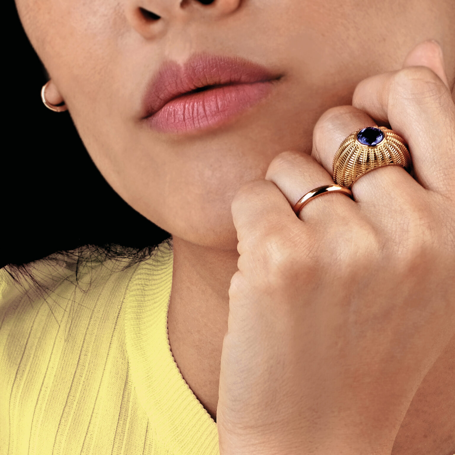 Superbe bague jonc boule en or jaune 18K travaillé serti d’une tanzanite ronde.