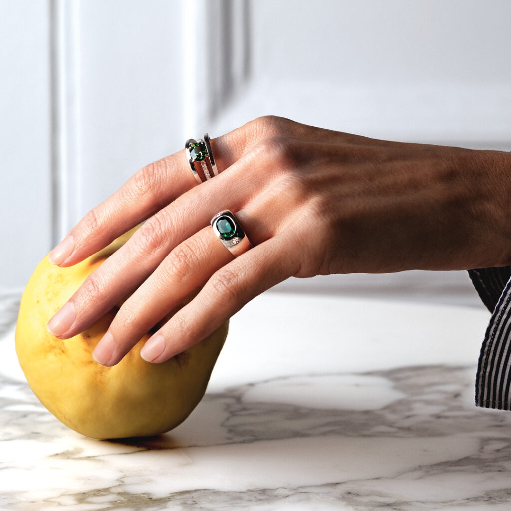 Bague jonc émeraude or blanc diamants sertis dans la masse et bague grenat tsavorite diamants et or blanc Chenonceau Compagnie des Gemmes joaillier à Paris