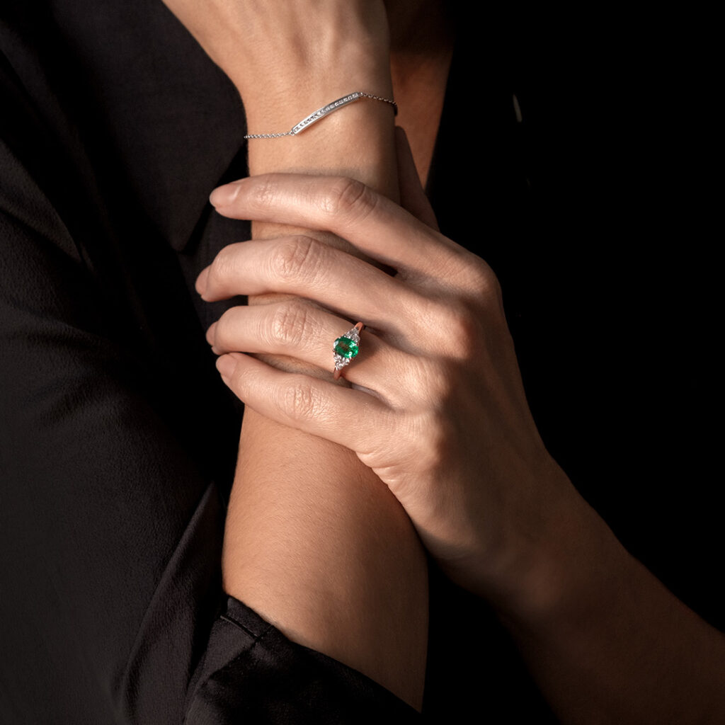 Bague Dubarry en or blanc 18K sertie d’une émeraude ovale et d’un entourage de diamants – Compagnie des Gemmes