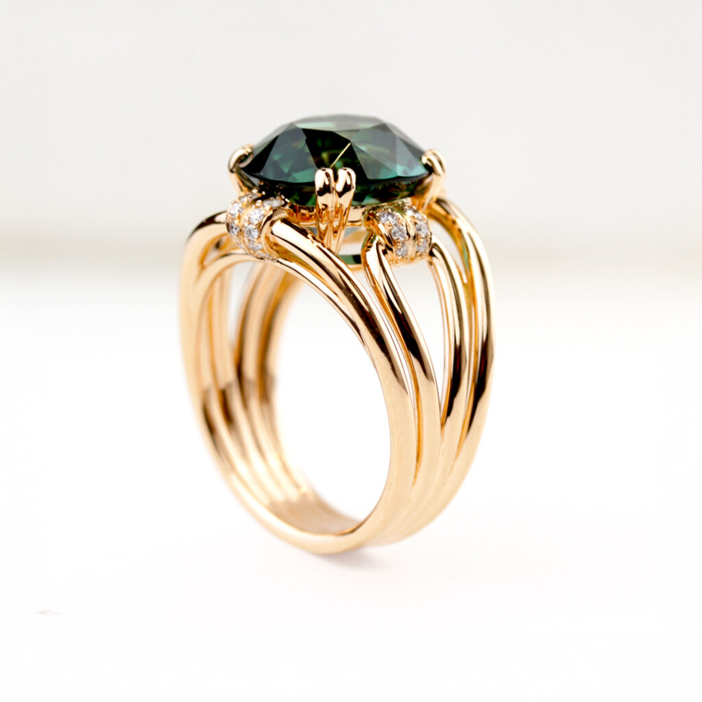 Bague en or rose ornée d'une tourmaline chromifère verte et de petits diamants.