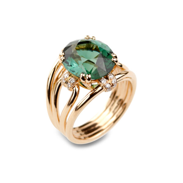 Bague en or rose ornée d'une tourmaline chromifère verte et de petits diamants.