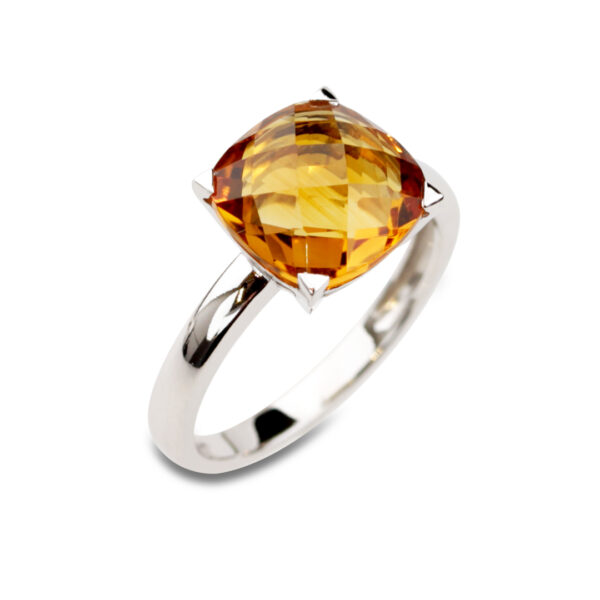 Bague en or 18K avec citrine briolette facettée, sertie par quatre griffes, au design élégant et raffiné.