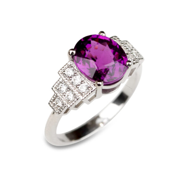 Bague en or blanc avec grenat violet ovale et diamants