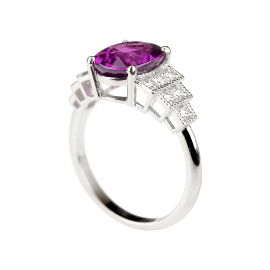 Bague en or blanc avec grenat violet ovale et diamants