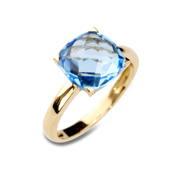 Bague en or jaune 18K sertie d'une topaze bleue taillée en briolette et maintenue par un serti griffes élégant.