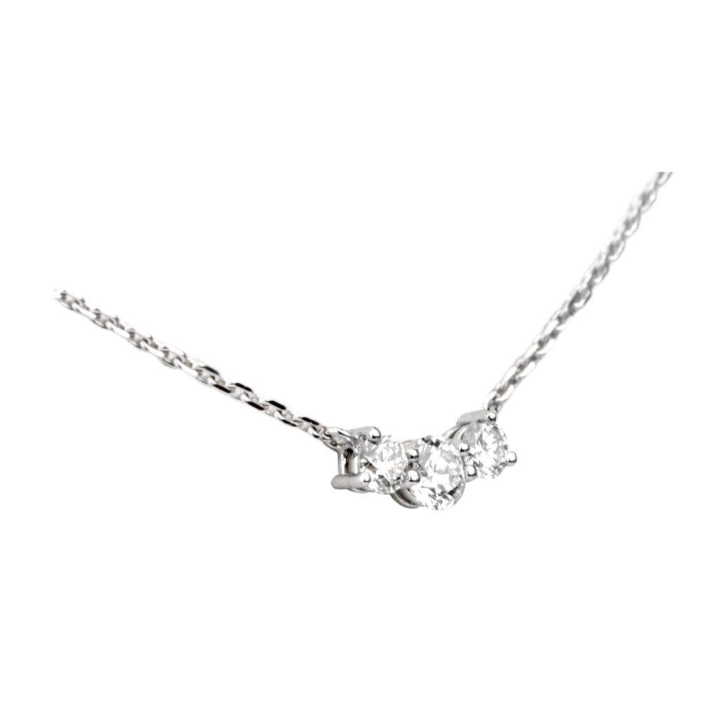 un pendentif en or blanc 18 K où trois diamants taille brillant s’alignent avec grâce sur une chaîne en or blanc.