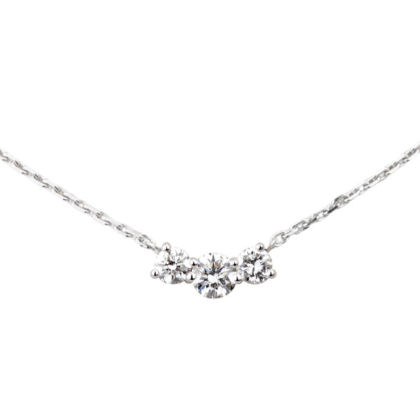un pendentif en or blanc 18 K où trois diamants taille brillant s’alignent avec grâce sur une chaîne en or blanc.