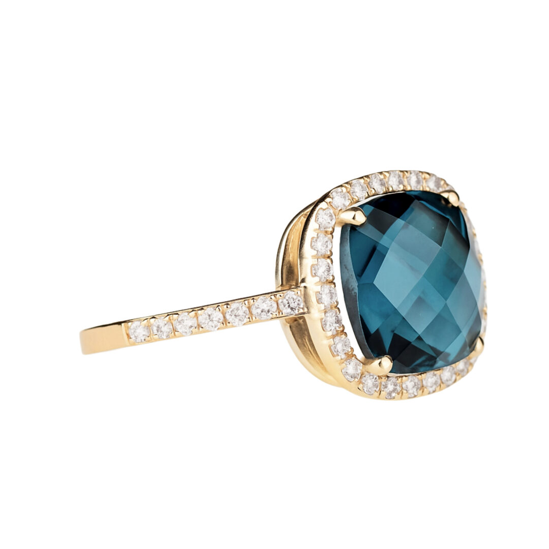 Bague en or rose 18K sertie d’une topaze London Blue taille coussin briolette, entourée de diamants – Collection Antoinette, création Compagnie des Gemmes.